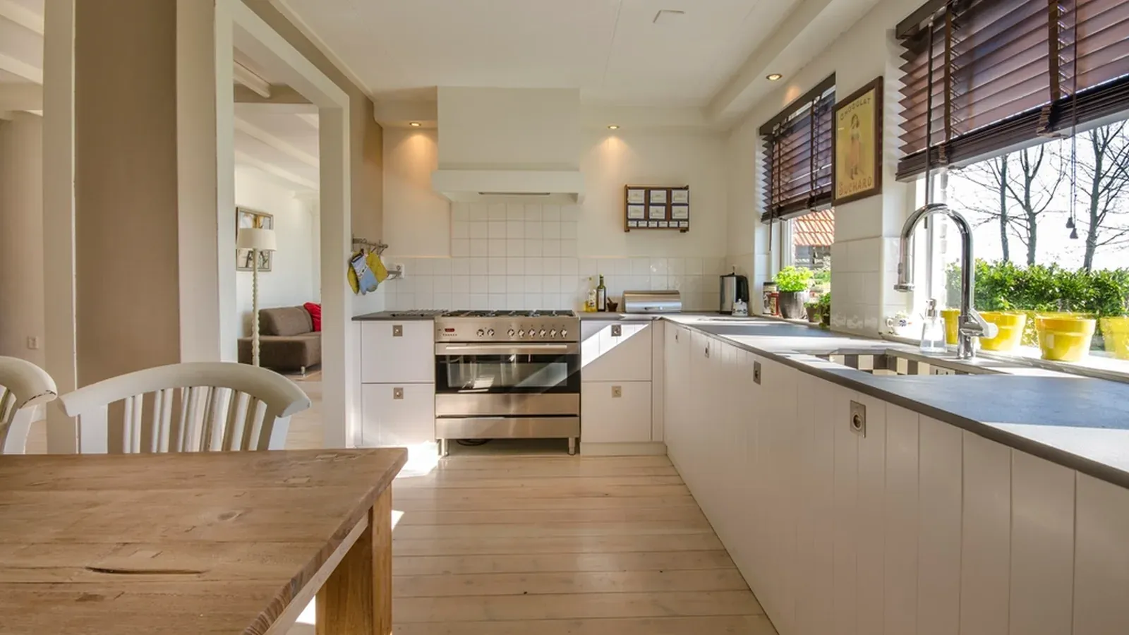 Armoires de cuisine sur mesure installées sur toute la longueur de la pièce