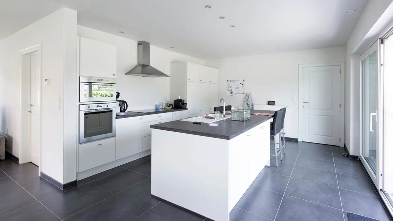 Minimalist white kitchen renovated by a qualified contractor