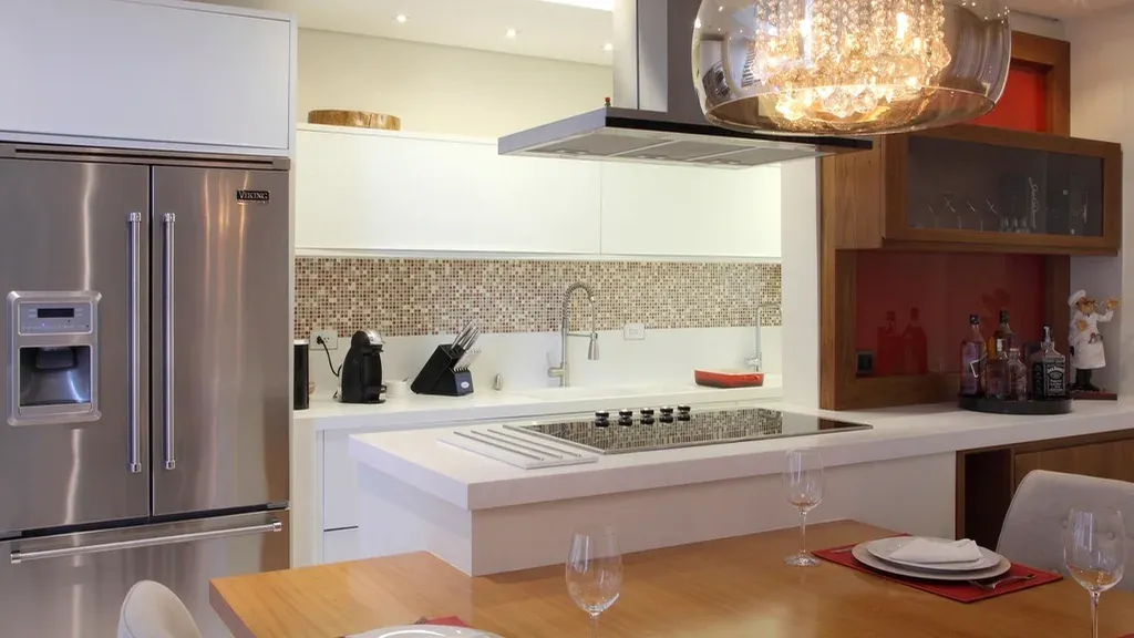 Modern kitchen inspiration combining wood and white surfaces